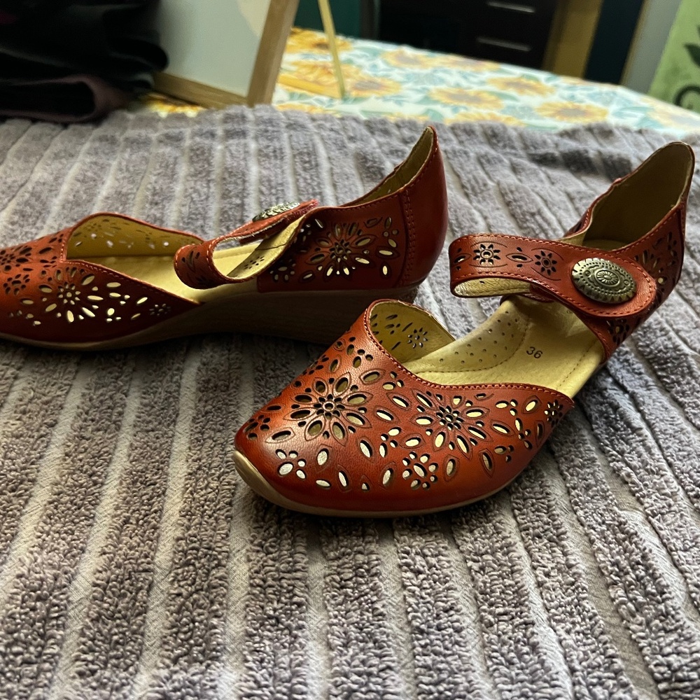 Spring Step Wedge Shoes - Picture 7 of 9